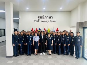 รอง กก.ผอ.ใหญ่อาวุโส (ปฏิบัติการ) และ รก. รอง กก.ผอ.ใหญ่ (ปฏิบัติการบิน) บริษัท การบินกรุงเทพ จำกัด (มหาชน)  ให้เกียรติบรรยายในหัวข้อ "Cleared for Takeoff"  ให้แก่นายทห