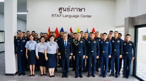 ผอ.ศูนย์ฝึกอบรมสายงานปฏิบัติการ บ.การบินกรุงเทพ จำกัด(มหาชน) และกก.ผจก.รร.การบิน (AM-BATC) ให้เกียรติบรรยายในหัวข้อ "Runway Ready" ให้แก่นายทหารนักเรียนโครงการฝึกอบรมภาษาอังกฤษ  สำหรับศิษย์การบิน รุ่นที่ ๑๙